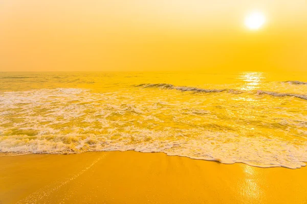 Όμορφη Τροπική Φύση Γύρω Από Θάλασσα Ωκεανό Παραλία Στο Ηλιοβασίλεμα — Φωτογραφία Αρχείου