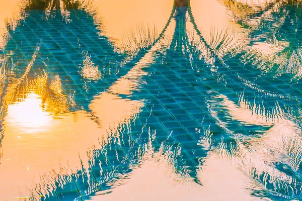 Belle Nature Avec Palmier Autour Piscine Extérieure Dans Station Hôtelière — Photo