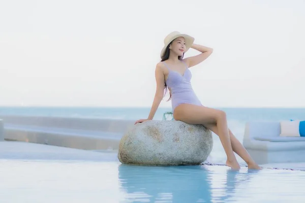 Retrato Bonito Jovem Asiático Mulher Feliz Sorriso Relaxar Redor Piscina — Fotografia de Stock