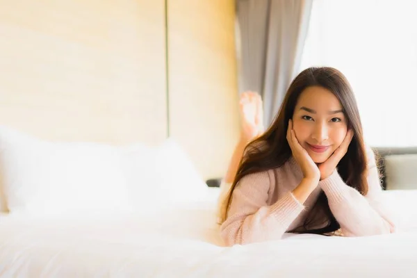 Retrato Bonito Jovem Asiático Mulher Feliz Sorriso Relaxar Cama Quarto — Fotografia de Stock