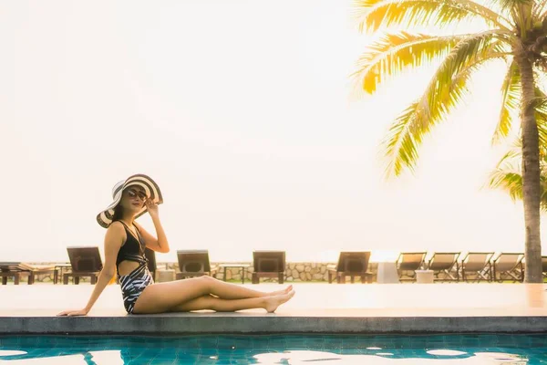 Retrato Bela Jovem Mulher Asiática Relaxar Redor Piscina Livre Hotel — Fotografia de Stock