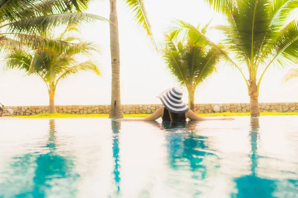 Retrato Bela Jovem Mulher Asiática Relaxar Redor Piscina Livre Hotel — Fotografia de Stock