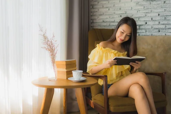 Portré Fiatal Ázsiai Kanapén Szék Olvasni Könyv Kávéscsésze Nappaliban Belső — Stock Fotó