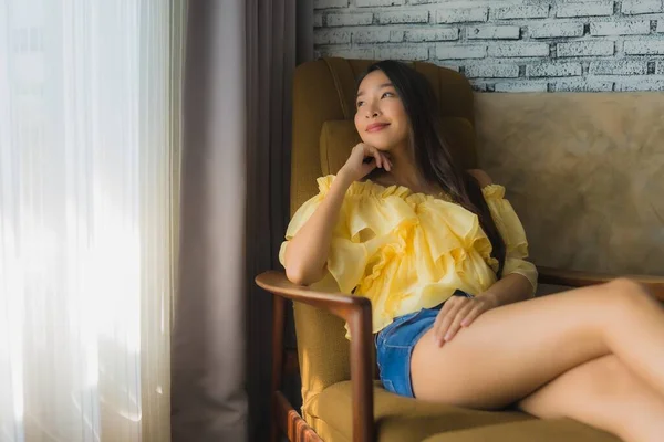 Портрет Молодой Азиатской Женщины Расслабиться Счастливая Улыбка Диване Кресло Гостиной — стоковое фото