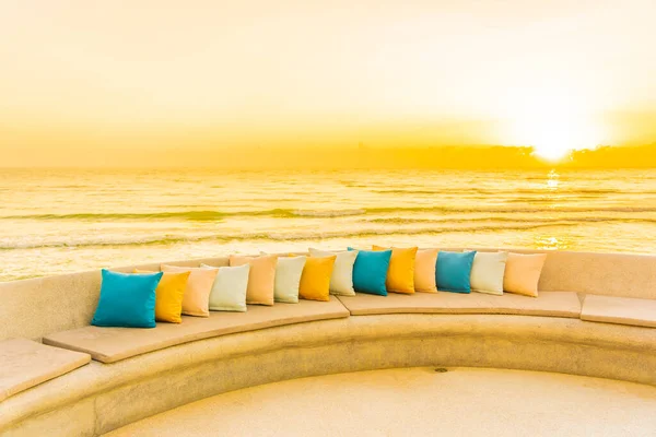 Wygodna Poduszka Kanapie Krzesło Wokół Patio Widokiem Morze Ocean Plaży — Zdjęcie stockowe