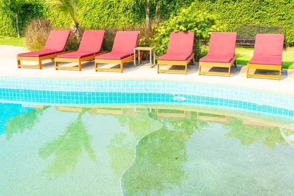 Bela Cadeira Vazia Torno Piscina Exterior Resort Hotel Para Férias — Fotografia de Stock