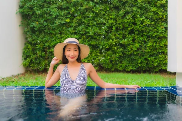 美しい若いアジアの女性の肖像旅行休暇のためのホテルリゾートで屋外スイミングプールの周りにリラックス幸せな笑顔 — ストック写真