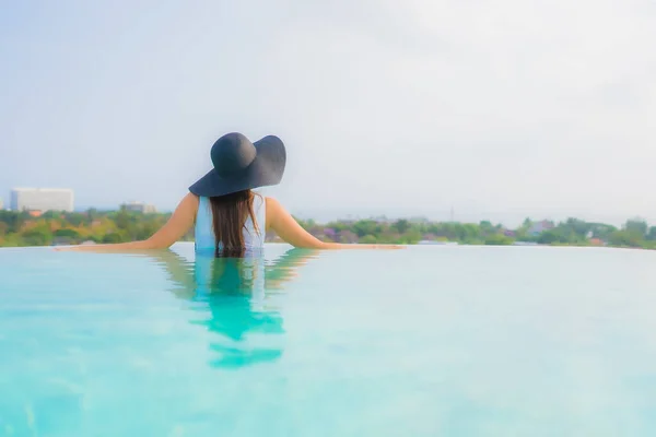 Portrait Belle Jeune Femme Asiatique Sourire Heureux Détendre Autour Piscine — Photo