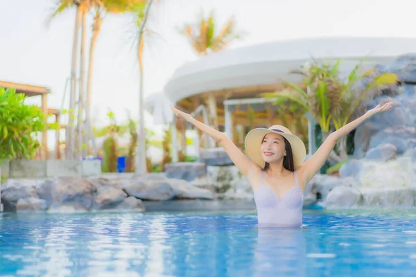 Retrato Hermosa Joven Asiática Mujer Feliz Sonrisa Relajarse Alrededor Piscina — Foto de Stock