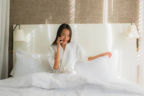 Porträt Schöne Junge Asiatische Frau Mit Smartphone Auf Dem Bett — Stockfoto
