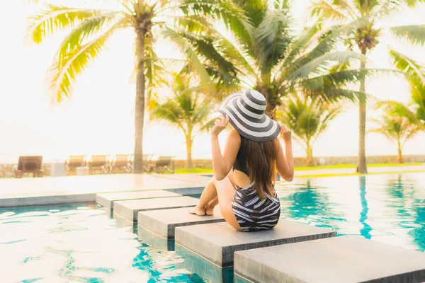 Retrato Bela Jovem Mulher Asiática Relaxar Redor Piscina Livre Hotel — Fotografia de Stock