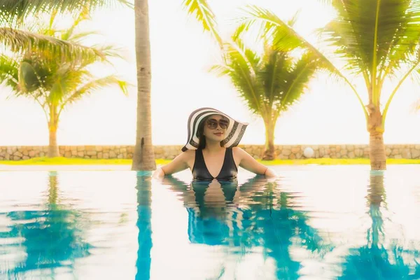 Retrato Bela Jovem Mulher Asiática Relaxar Redor Piscina Livre Hotel — Fotografia de Stock