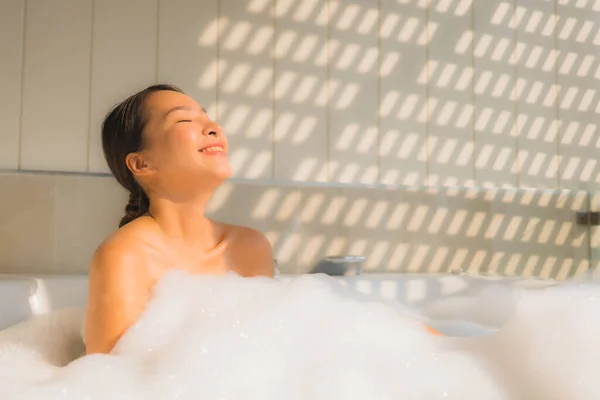 Retrato Jovem Mulher Asiática Relaxar Tomar Banho Banheira Para Conceito — Fotografia de Stock