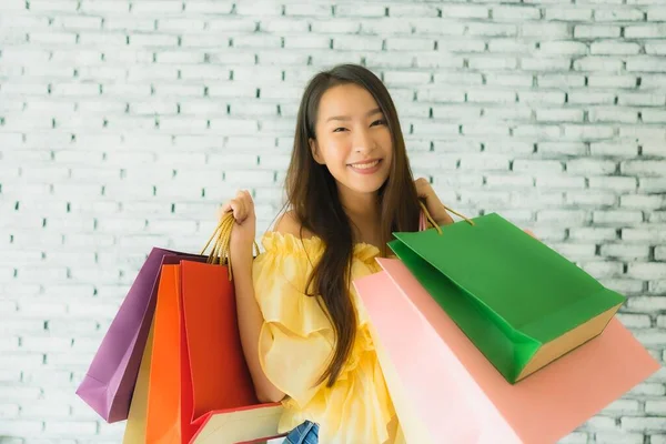 Retrato Joven Mujer Asiática Sosteniendo Colorido Bolso Compras Con Sonrisa — Foto de Stock