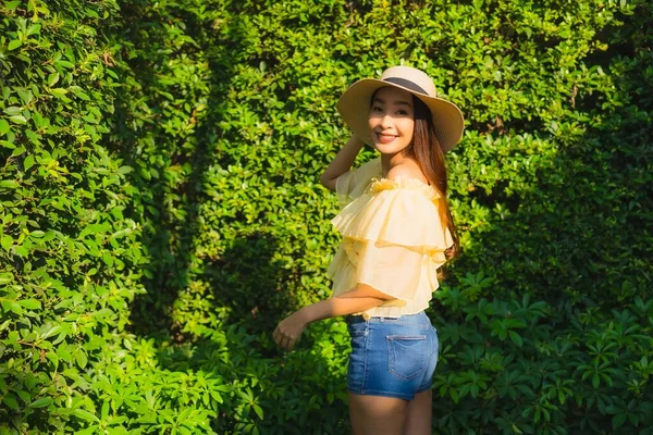 Retrato Jovem Asiático Mulher Feliz Sorriso Relaxar Redor Livre Natureza — Fotografia de Stock
