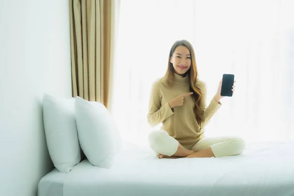 Młoda Azjatycka Kobieta Pomocą Smartfona Komórkowego Łóżku Sypialni Wnętrza — Zdjęcie stockowe