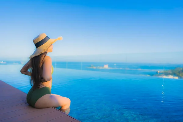 Belles Jeunes Femmes Asiatiques Sourire Heureux Détendre Autour Piscine Extérieure — Photo