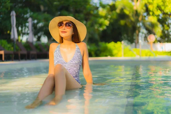 Bonito Jovem Asiático Mulheres Feliz Sorriso Relaxar Redor Piscina Livre — Fotografia de Stock