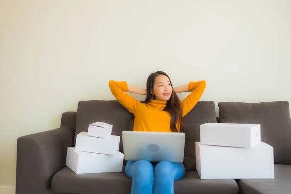 Portret Jonge Aziatische Vrouw Met Behulp Van Laptop Computer Voor — Stockfoto