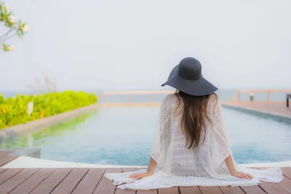 Retrato Jovem Asiático Mulher Feliz Sorriso Relaxar Redor Piscina Livre — Fotografia de Stock