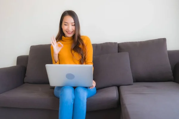 Porträt Junge Asiatische Frau Mit Laptop Computer Notizbuch Auf Dem — Stockfoto