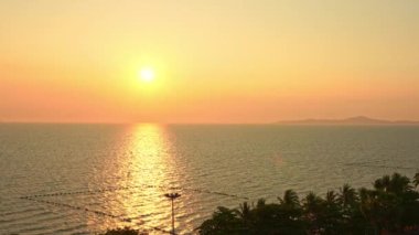Günbatımında ya da gün doğumunda tatil ve tatil için deniz sahillerinin güzel tropikal doğası.