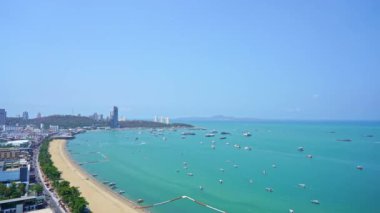 Beyaz bulut mavi gökyüzü ve Tayland 'ın Pattaya şehrindeki mimari yapı çevresindeki güzel tropikal sahil okyanus körfezi.