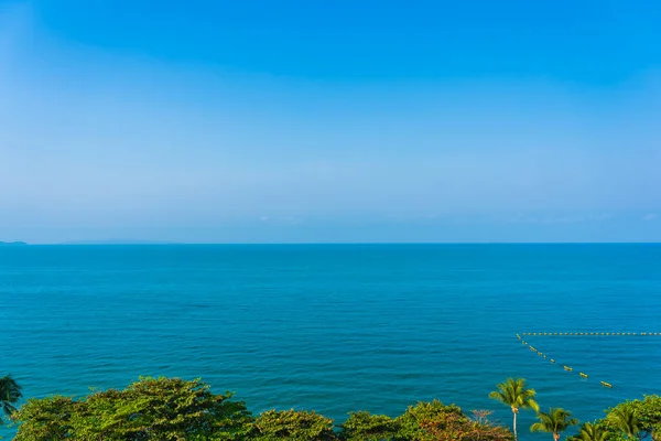 环绕着椰子树的海滨海湾的美丽热带自然休憩 — 图库照片