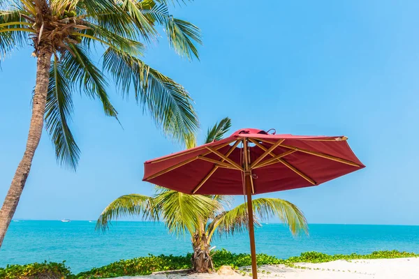 Bella Spiaggia Tropicale Oceano Marino Con Ombrellone Sedia Intorno Palma — Foto Stock