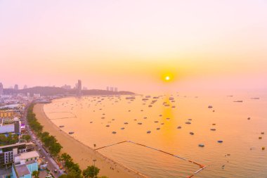 Pattaya şehri Tayland 'ın etrafında mimari yapıları ve gemileri olan güzel tropikal sahil okyanus körfezi.