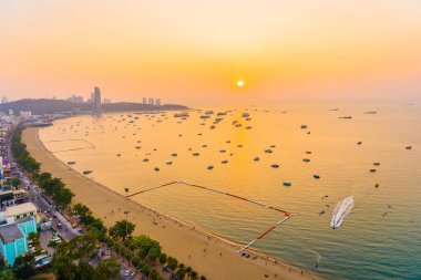 Pattaya şehri Tayland 'ın etrafında mimari yapıları ve gemileri olan güzel tropikal sahil okyanus körfezi.