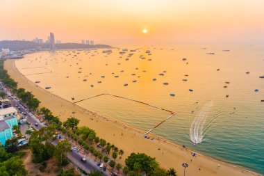 Pattaya şehri Tayland 'ın etrafında mimari yapıları ve gemileri olan güzel tropikal sahil okyanus körfezi.