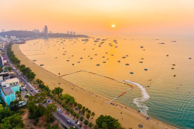 Pattaya şehri Tayland 'ın etrafında mimari yapıları ve gemileri olan güzel tropikal sahil okyanus körfezi.