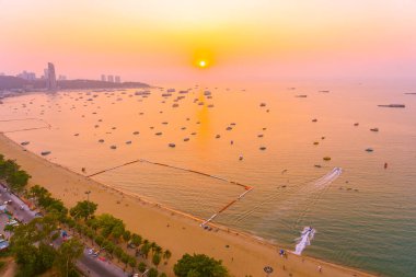 Pattaya şehri Tayland 'ın etrafında mimari yapıları ve gemileri olan güzel tropikal sahil okyanus körfezi.