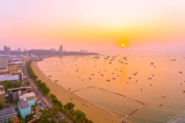Pattaya şehri Tayland 'ın etrafında mimari yapıları ve gemileri olan güzel tropikal sahil okyanus körfezi.