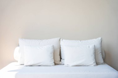 Oturma odasının iç dekorasyonunda rahat bir yastık.