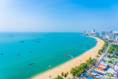 Beyaz bulut mavi gökyüzü ve Tayland 'ın Pattaya şehrindeki mimari yapı çevresindeki güzel tropikal sahil okyanus körfezi.