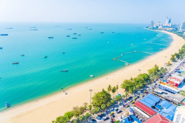 Beyaz bulut mavi gökyüzü ve Tayland 'ın Pattaya şehrindeki mimari yapı çevresindeki güzel tropikal sahil okyanus körfezi.