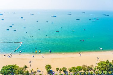 Beyaz bulut mavi gökyüzü ve Tayland 'ın Pattaya şehrindeki mimari yapı çevresindeki güzel tropikal sahil okyanus körfezi.