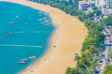 Beyaz bulut mavi gökyüzü ve Tayland 'ın Pattaya şehrindeki mimari yapı çevresindeki güzel tropikal sahil okyanus körfezi.