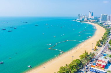 Beyaz bulut mavi gökyüzü ve Tayland 'ın Pattaya şehrindeki mimari yapı çevresindeki güzel tropikal sahil okyanus körfezi.