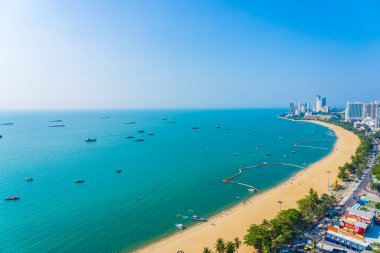 Beyaz bulut mavi gökyüzü ve Tayland 'ın Pattaya şehrindeki mimari yapı çevresindeki güzel tropikal sahil okyanus körfezi.