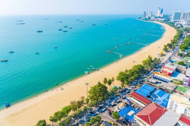 Beyaz bulut mavi gökyüzü ve Tayland 'ın Pattaya şehrindeki mimari yapı çevresindeki güzel tropikal sahil okyanus körfezi.