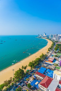 Beyaz bulut mavi gökyüzü ve Tayland 'ın Pattaya şehrindeki mimari yapı çevresindeki güzel tropikal sahil okyanus körfezi.