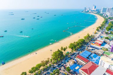 Beyaz bulut mavi gökyüzü ve Tayland 'ın Pattaya şehrindeki mimari yapı çevresindeki güzel tropikal sahil okyanus körfezi.