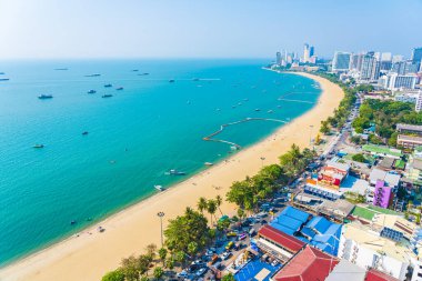 Beyaz bulut mavi gökyüzü ve Tayland 'ın Pattaya şehrindeki mimari yapı çevresindeki güzel tropikal sahil okyanus körfezi.