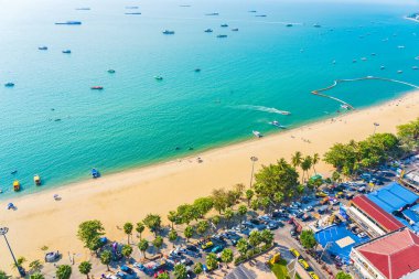 Beyaz bulut mavi gökyüzü ve Tayland 'ın Pattaya şehrindeki mimari yapı çevresindeki güzel tropikal sahil okyanus körfezi.