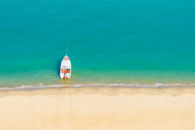 Güzel tropikal deniz okyanusunda hız teknesi tatil için neredeyse sahile yakın.