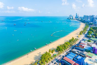 Beyaz bulut mavi gökyüzü ve Tayland 'ın Pattaya şehrindeki mimari yapı çevresindeki güzel tropikal sahil okyanus körfezi.