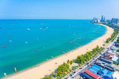 Beyaz bulut mavi gökyüzü ve Tayland 'ın Pattaya şehrindeki mimari yapı çevresindeki güzel tropikal sahil okyanus körfezi.